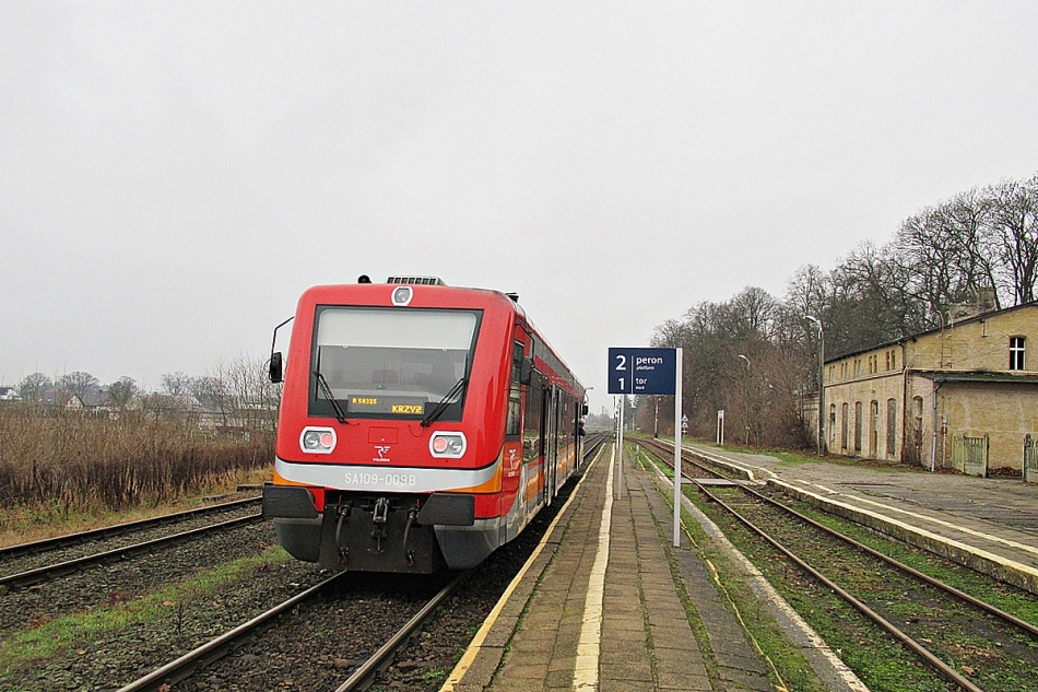 SA109-009 
Odbudowany po ciężkim dzwonie Kolzam jako R58325 relacji Chojnice - Krzyż rusza ze stacji Lipka Krajeńska. 
