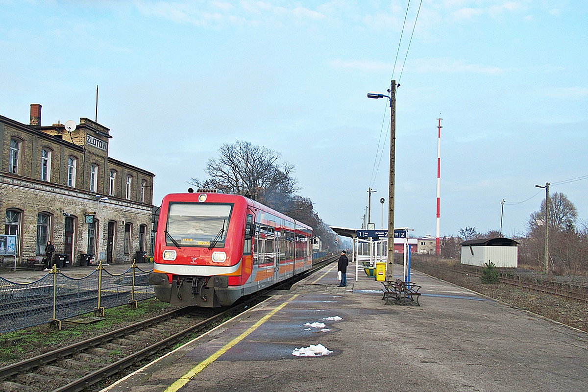 SA109-009
Odbudowany Kolzam jako R58325 relacji Chojnice - Krzyż rusza ze stacji Złotów. 
