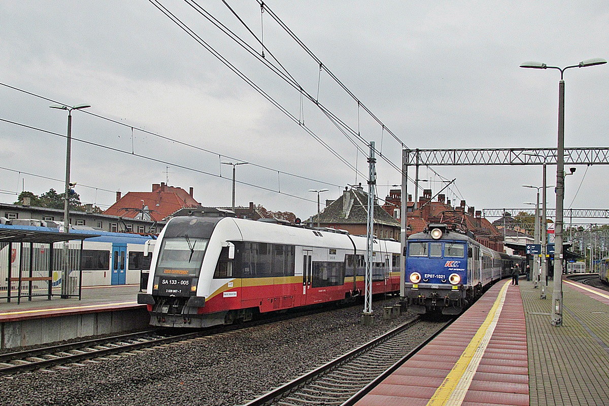 SA133-005
Pesobus jako R95868 relacji Malbork - Grudziądz w towarzystwie EP07- 1021 ze składem TLK53103 Lubomirski relacji Gdynia Główna - Zakopane czeka na godzinę odjazdu na stacji Malbork. 
