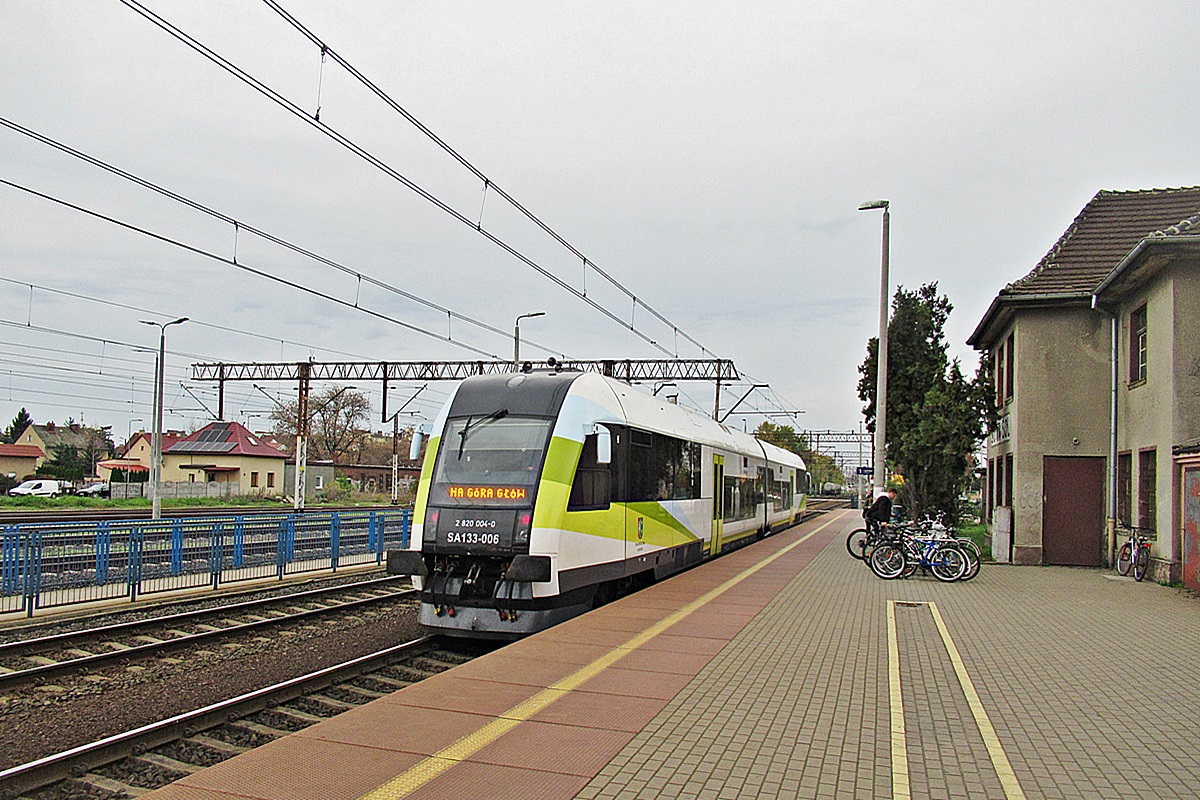 SA133-006
Pesa jako R77881 relacji Leszno - Zielona Góra Główna opuszcza stację Nowa Sól. 
