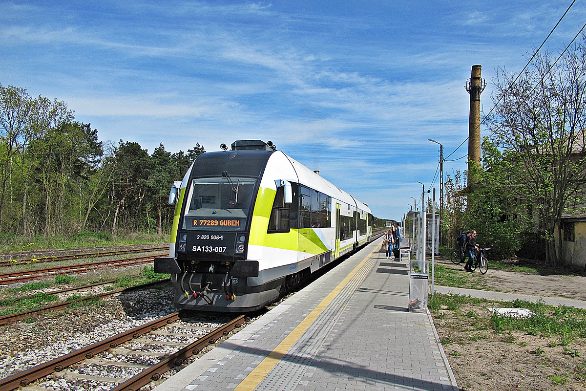 SA133-007
Pesa jako R77289 relacji Zielona Góra Głowna - Guben rusza ze stacji Gubin.
Wszystko ładnie, pięknie, ale kilka godzin później szynobus się popsuł, a lubuski oddział Przewozów Regionalnych totalnie olał swoich pasażerów i jedyne działanie jakie podjęli pracownicy firmy w tej sytuacji to puszczenie w eter informacji o odwołaniu dwóch (!) ostatnich kursów do Zielonej Góry (z godziny 19.00 i 22.13). Pozostawieni sami sobie pasażerowie dzwoniący do biura obsługi klienta uznawani byli za natrętów, nie usłyszeli żadnych konkretów, a jak za długo się dopytywali co mają zrobić w tej sytuacji najzwyczajniej w świecie po drugiej stronie odkładano słuchawkę. Żeby było ciekawiej - wieczór, święto i absolutnie żadnej alternatywy na dostanie się publicznym transportem do odległej ponad 60 kilometrów stolicy województwa. Brawo! 
