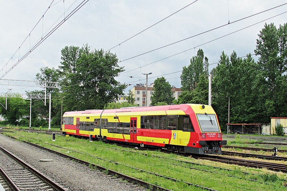 SA134-022
Manewry pomidora przed podjęciem pociągu Regio 32432 relacji Rzeszów - Stalowa Wola na stacji początkowej. 
