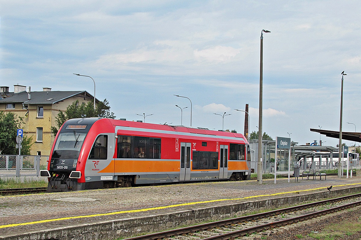 SA135-019
Ex-łódzka Pesa jako R58325 relacji Chojnice - Krzyż rusza ze stacji początkowej. 
