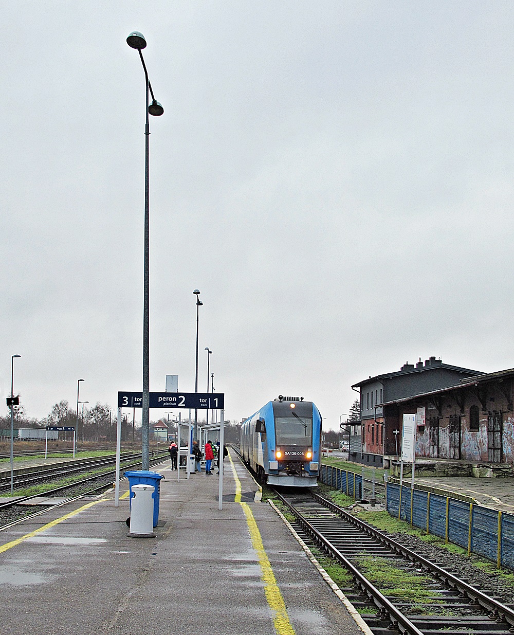 SA136-006
Opóźniony szynobus zachodniopomorskiego oddziału Przewozów Regionalnych jako R88313 relacji Piła Główna - Szczecin Główny czeka na mijankę ze swoim vis a vis na stacji Wałcz. 
