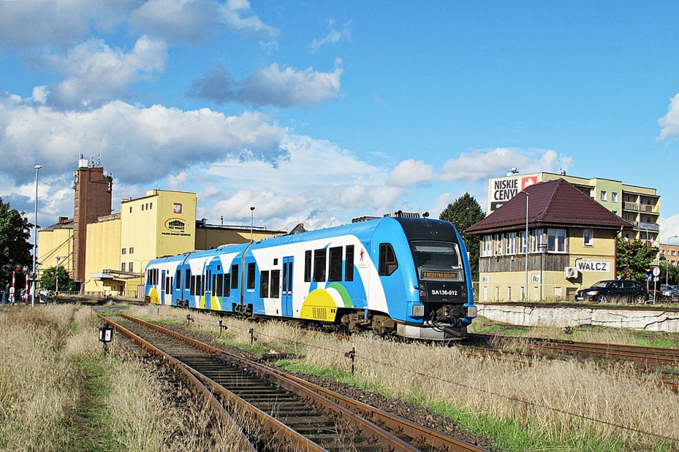 SA136-012
Pesa jako R88324 relacji Kalisz Pomorski - Piła Główna wjeżdża na stację Wałcz. 
