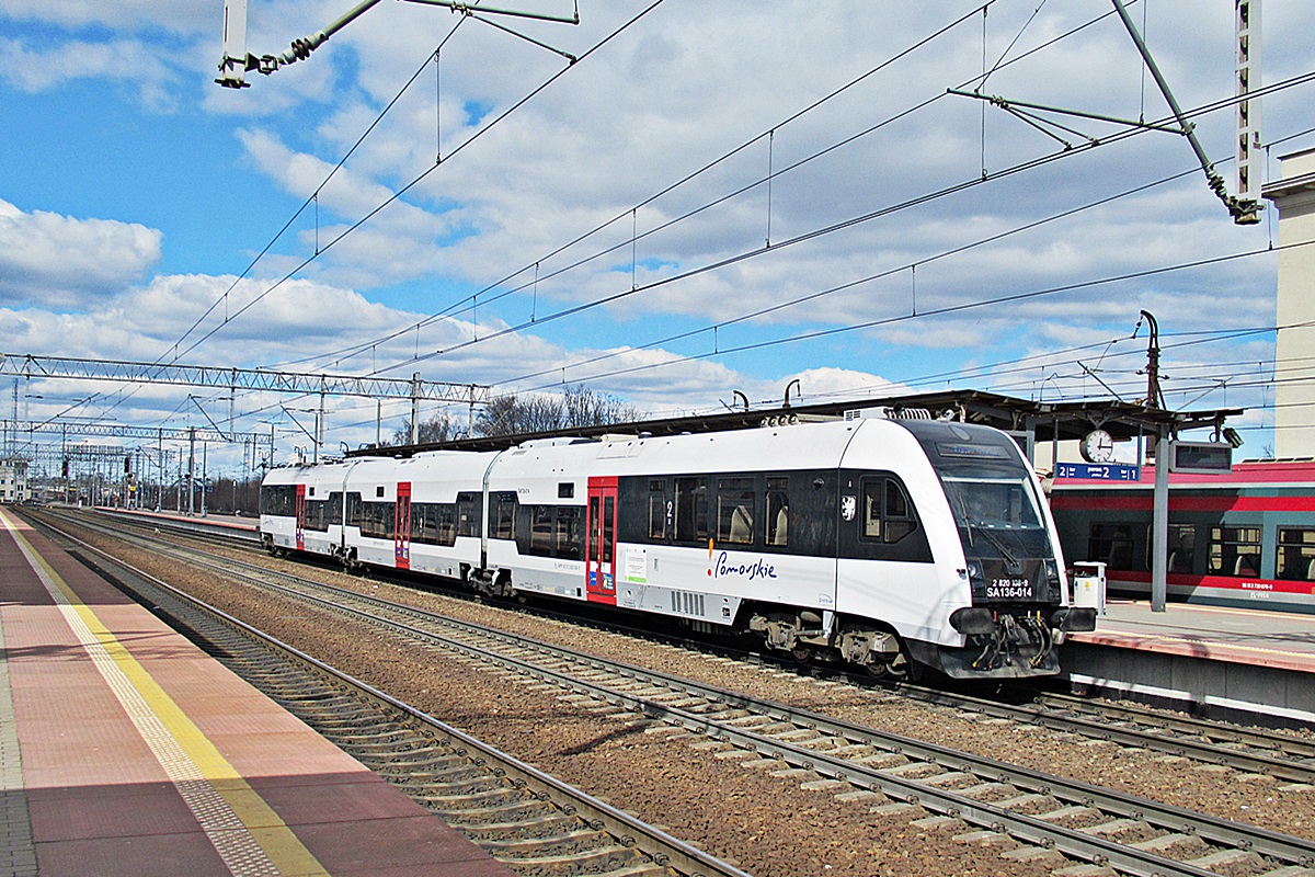 SA136-014
Pesa jako R85208 relacji Słupsk - Tczew w peronach stacji Gdynia Główna. 
