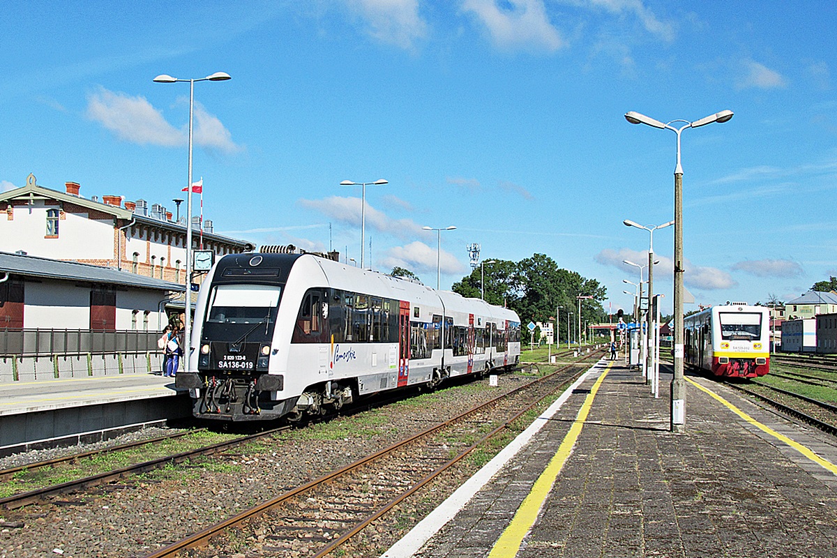 SA136-019
Pesa oczekuje godziny odjazdu do stacji Gdynia Główna jako SKM Trójmiasto na stacji Kościerzyna. 
