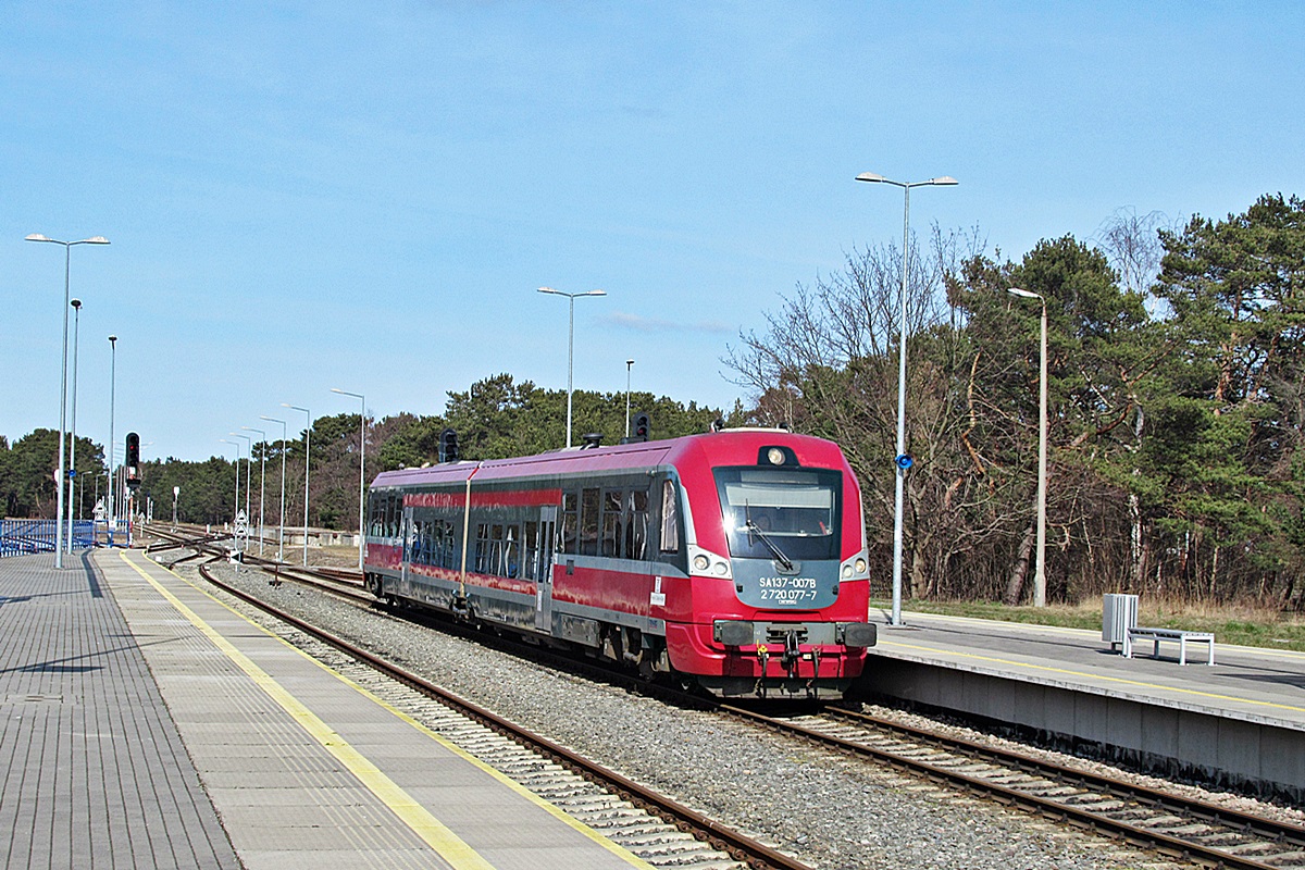 SA137-007
Neuwag jak R90309 relacji Gdynia Główna - Hel wjeżdża na stację końcową. 
