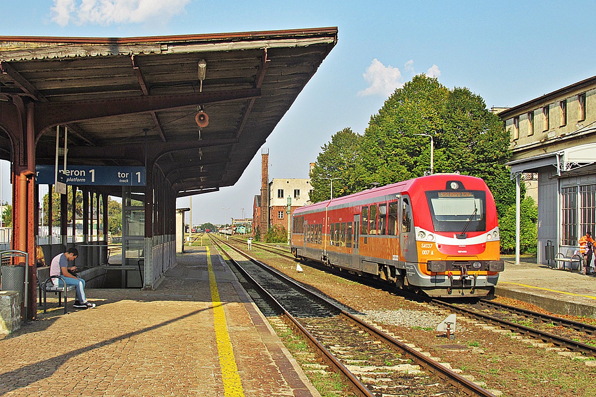 SA137-007
Szerszeń jako R50712 relacji Chojnice - Tczew czeka na godzinę odjazdu na stacji początkowej. 
