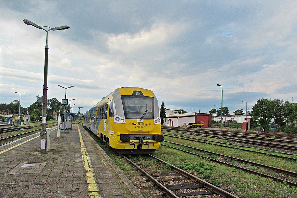 SA138-001
Szerszeń jako R96908 relacji Gdynia Główna - Chojnice czeka na godzinę odjazdu na stacji Kościerzyna. 
