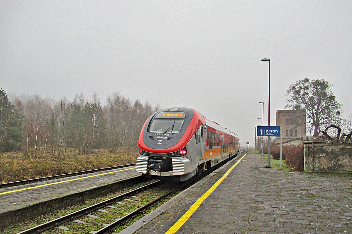 SA139-010
Rekin jako R50708 relacji Chojnice - Tczew rusza z przystanku osobowego Zblewo. 
