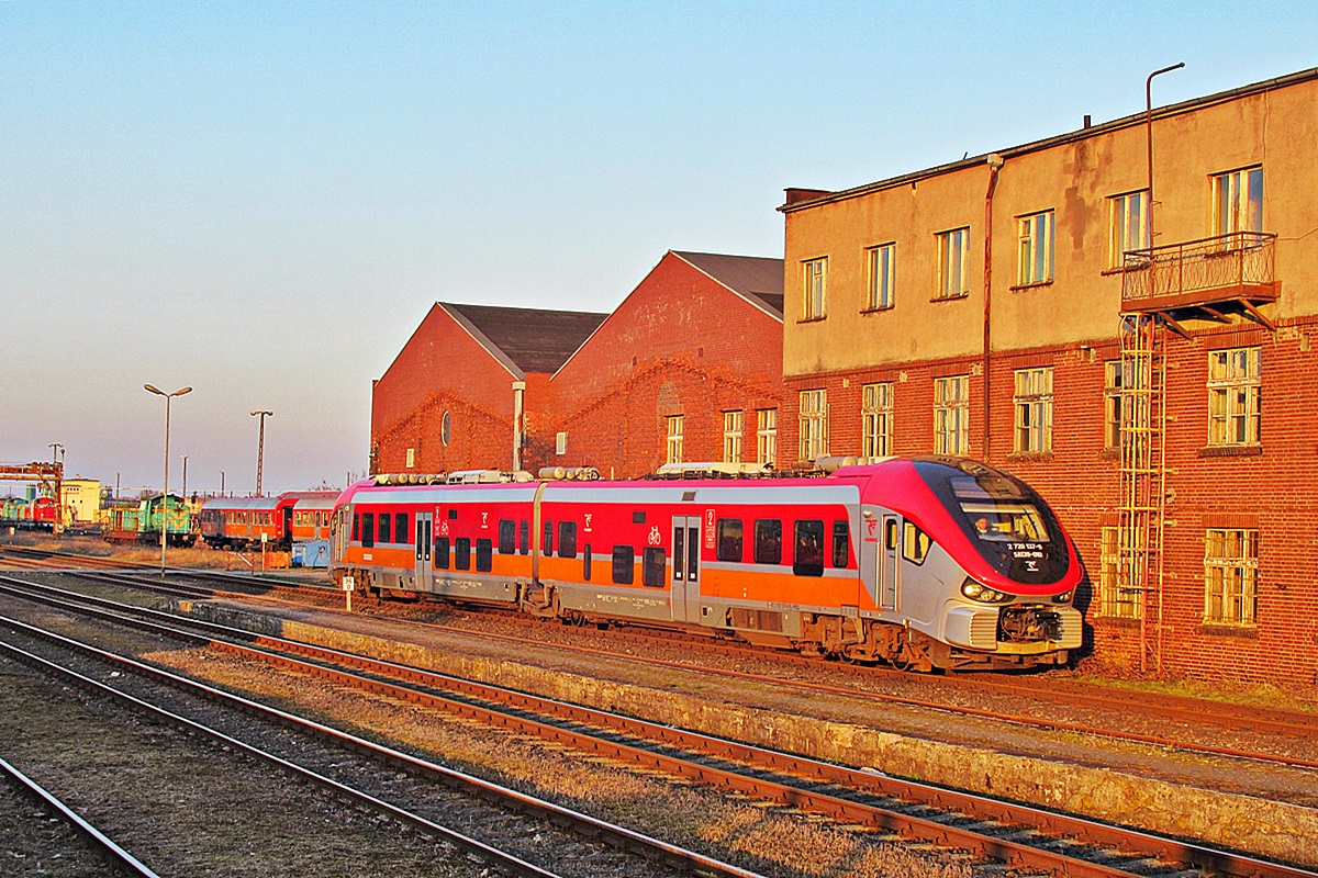 SA139-010
Link w ostatnich promieniach zachodzącego słońca wjeżdża w perony stacji Chojnice, skąd odjedzie jako R50712 do Tczewa. 
