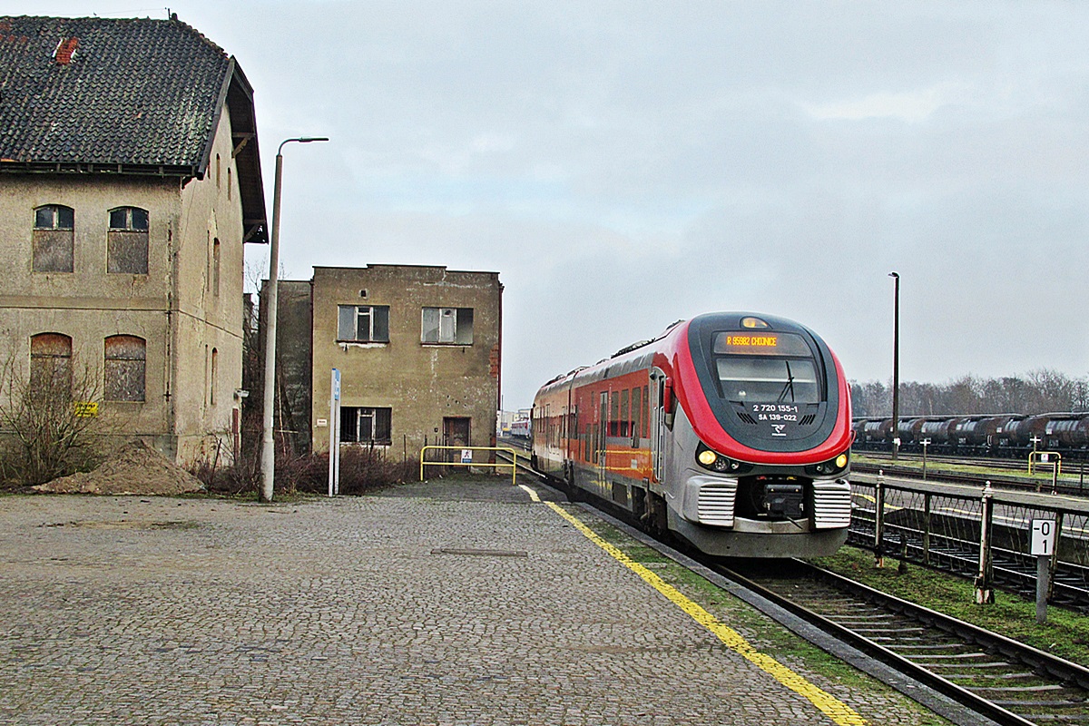 SA139-022
Rekin jako R95982 relacji Kościerzyna - Chojnice wjeżdża w perony stacji końcowej. 
