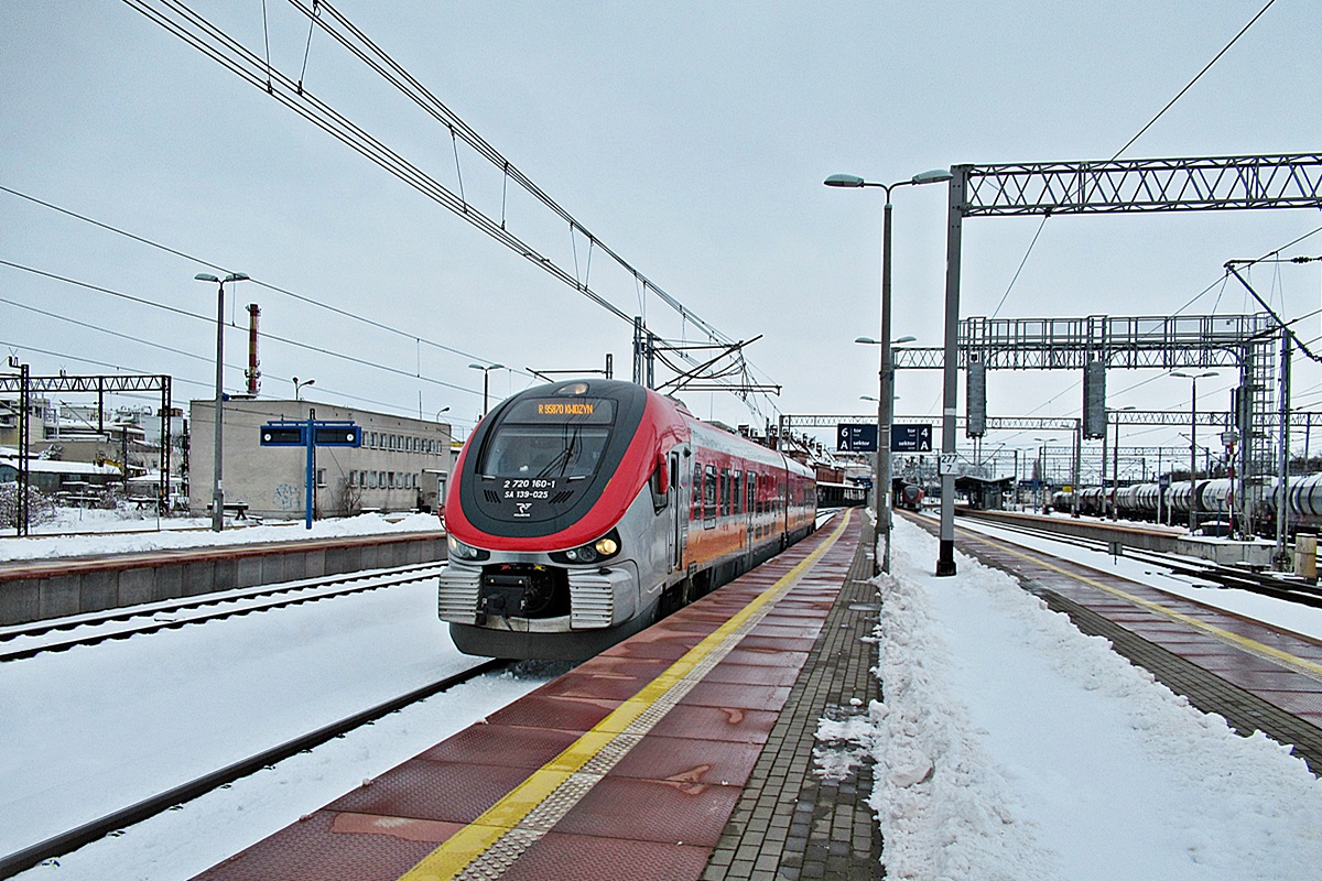 SA139-025
Rekin jako R95874 relacji Malbork - Grudziądz rusza ze stacji początkowej. 
