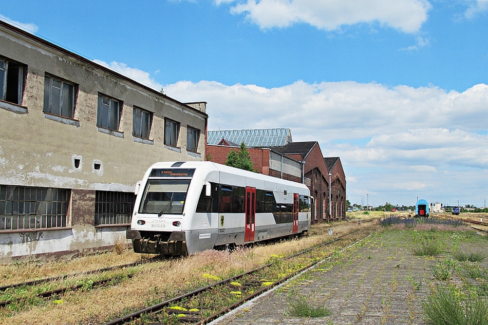 SA103-006
Bolek jako R95925 relacji Chojnice - Kościerzyna rusza ze stacji początkowej. 
