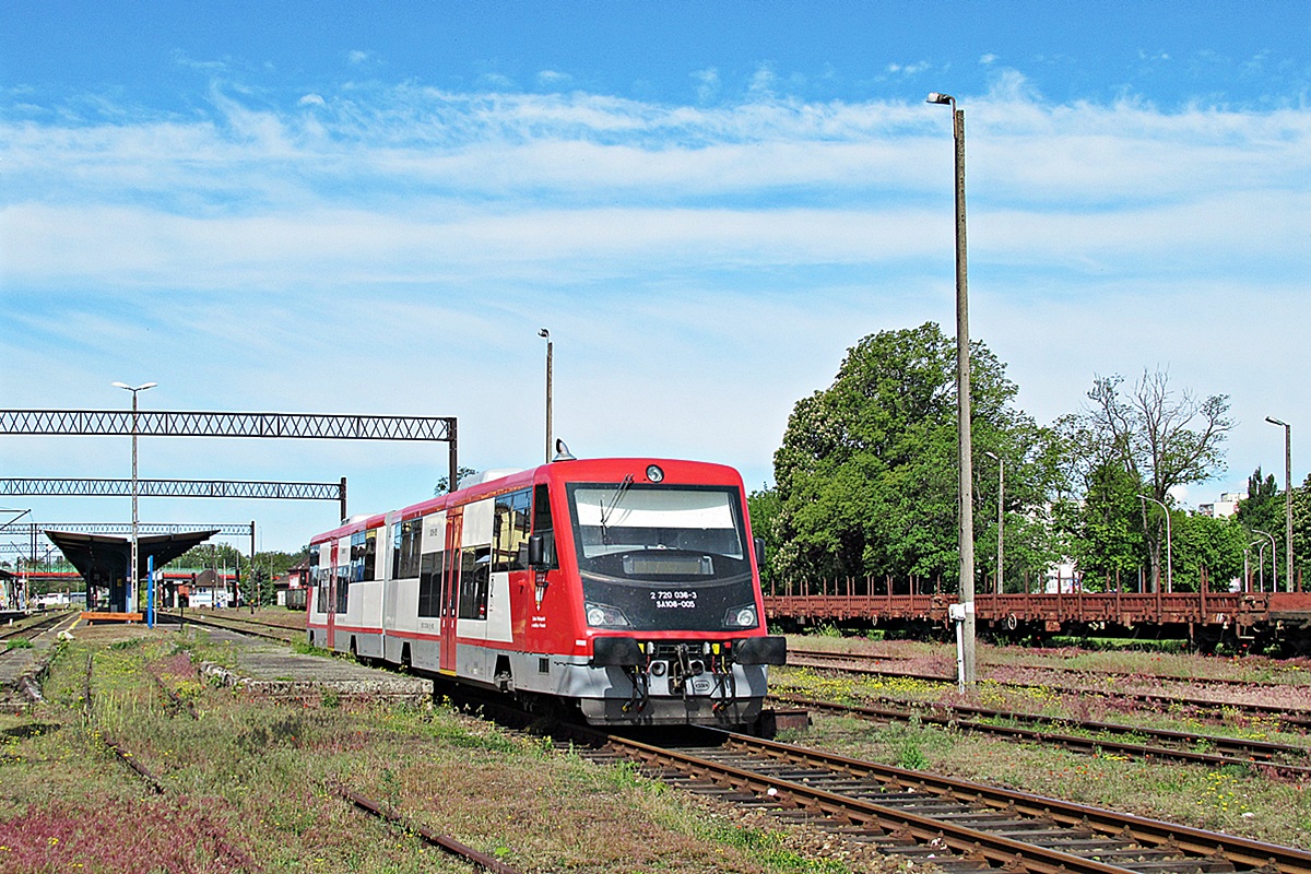 SA108-005
Zmartwychwstałe zimne żelazko oczekuje na godzinę odjazdu do Krzyża w peronach stacji Piła Główna. 
