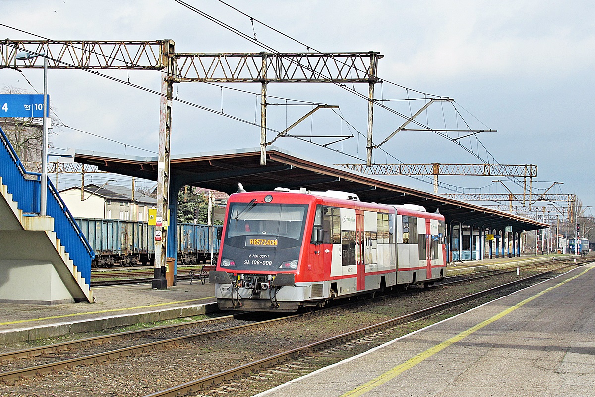 SA108-008
Żelazko jako Regio R85724 w peronach stacji Krzyż oczekuje na godzinę odjazdu do Chojnic. 
