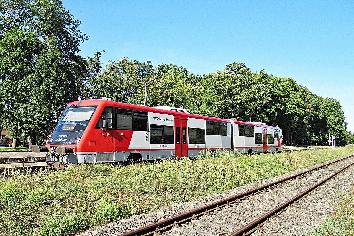 SA108-008
Żelazko jako R85724 relacji Krzyż - Chojnice opuszcza stację Krajenka. 
