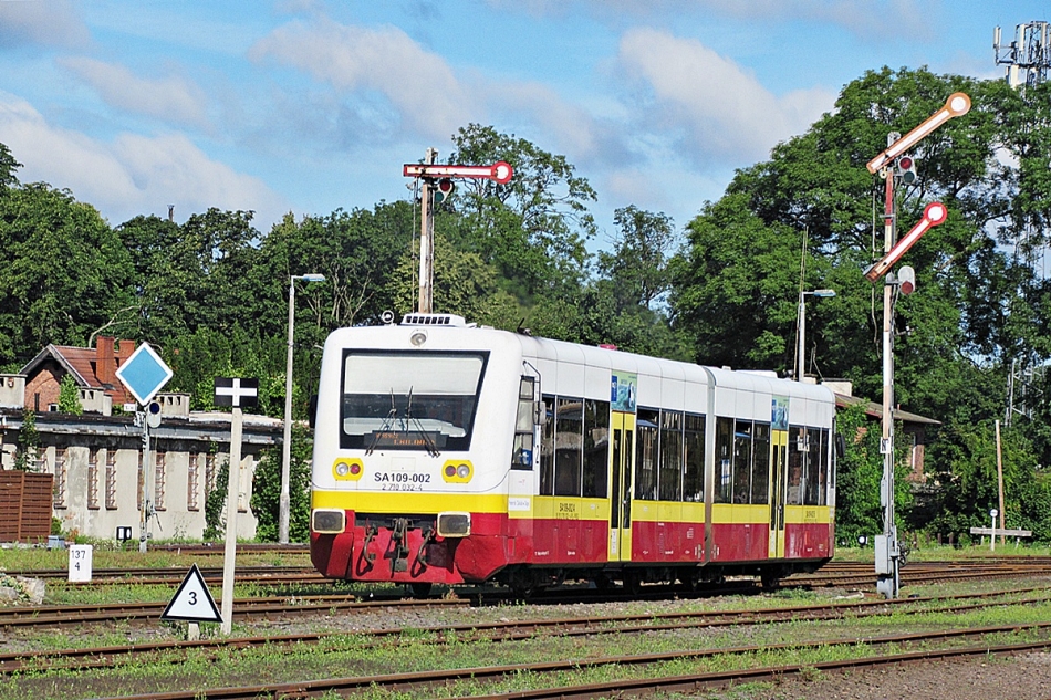 SA109-002
Kolzam jako R95982 relacji Kościerzyna - Chojnice opuszcza stację początkową. 
