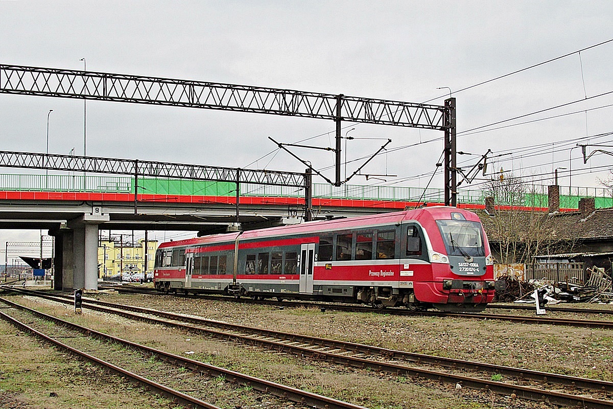 SA137-006
Chojnicki obieg w sercu Wielkopolski, czyli Newag jako Regio 58325 relacji Chojnice - Krzyż opuszcza stację Piła Główna. 
