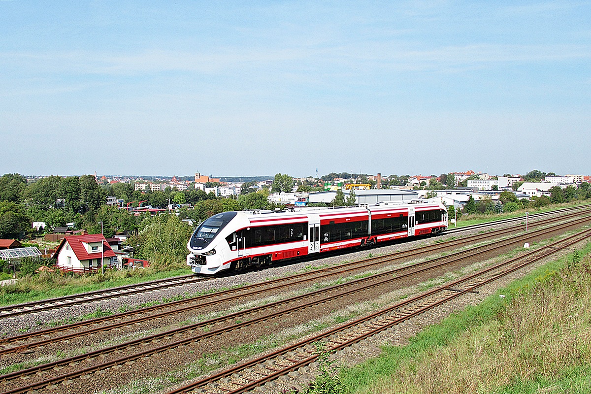 SA139-008
Rekin jako  Regio 58325 relacji Chojnice - Krzyż opuszcza stację początkową. 
