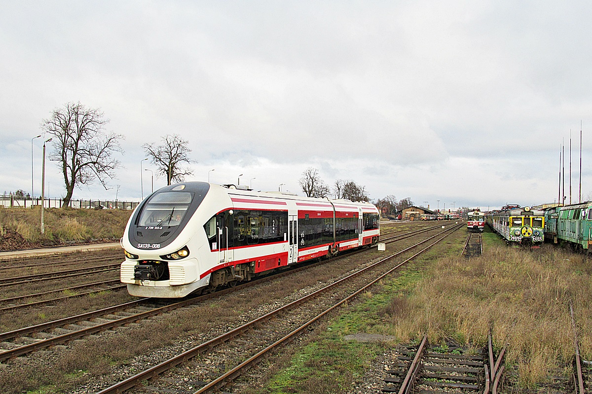 SA139-008
Rekin jako R50777 relacji Tczew - Chojnice wjeżdża na stację końcową. Zdjęcie zrobione z pokładu odstawionej i oczekującej na swoje dalsze losy SM42-168. 
