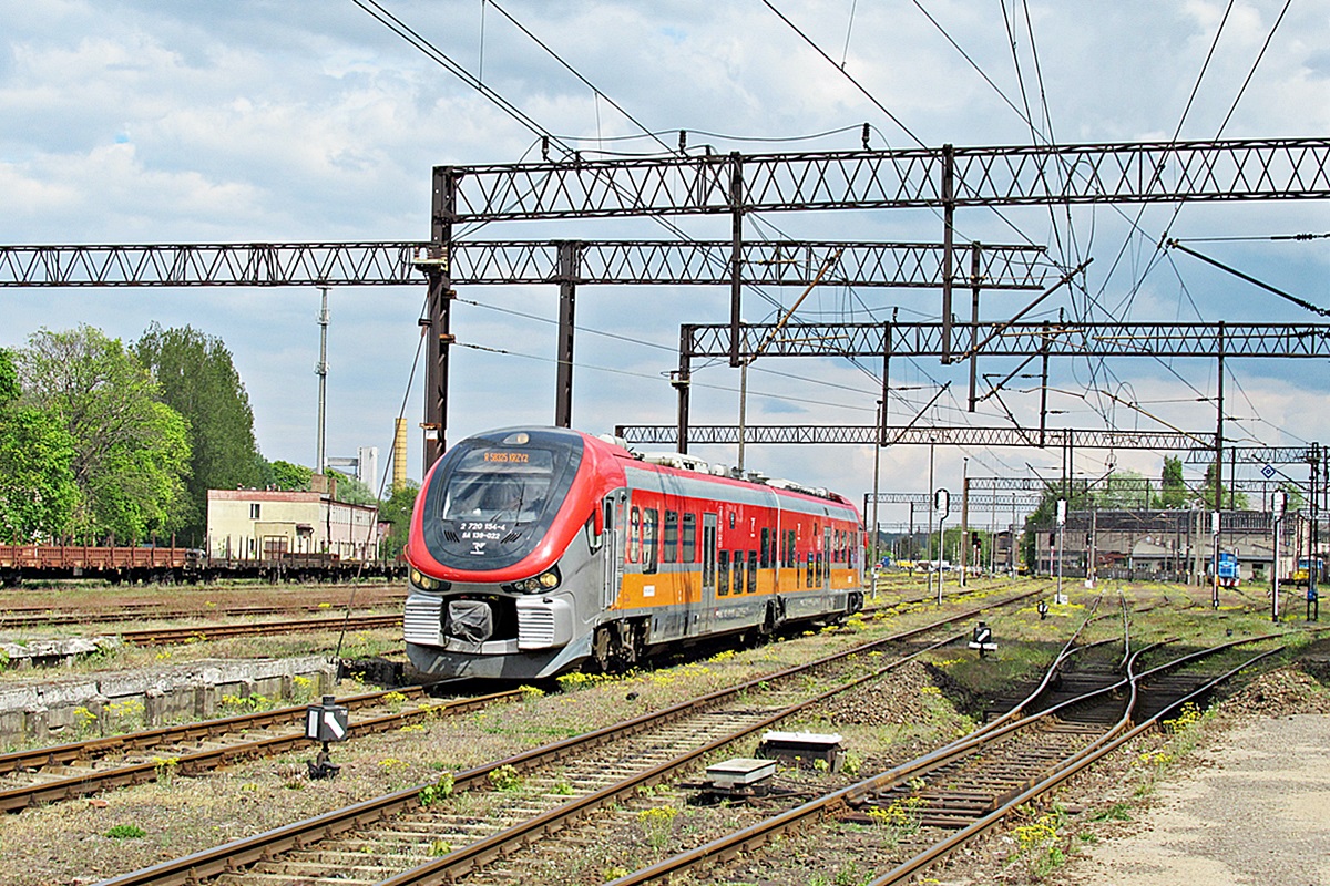 SA139-022
Link jako R 58325 relacji Chojnice - Krzyż wjeżdża w perony stacji Piła Główna. 
