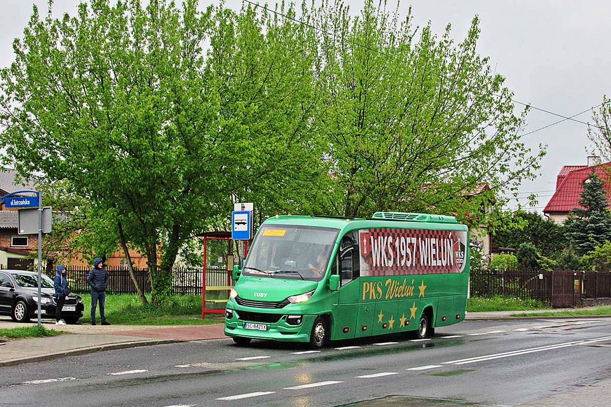 Iveco Daily 70C18 / CUBY Tourist Line SC 8425X
Bełchatów, ul. Henryka Sienkiewicza. 
Pomimo złapania gumy w jednym z bliźniaków (widać na zdjęciu jeśli dobrze się przyjrzeć) wieluńskie wozidło dzielnie parło do przodu ze znacznie zredukowaną prędkością. Czy dojechało do końca trasy nie wiem, bo wysiadłem na nocleg w Bełchatowie ;)
Słowa kluczowe: PKS