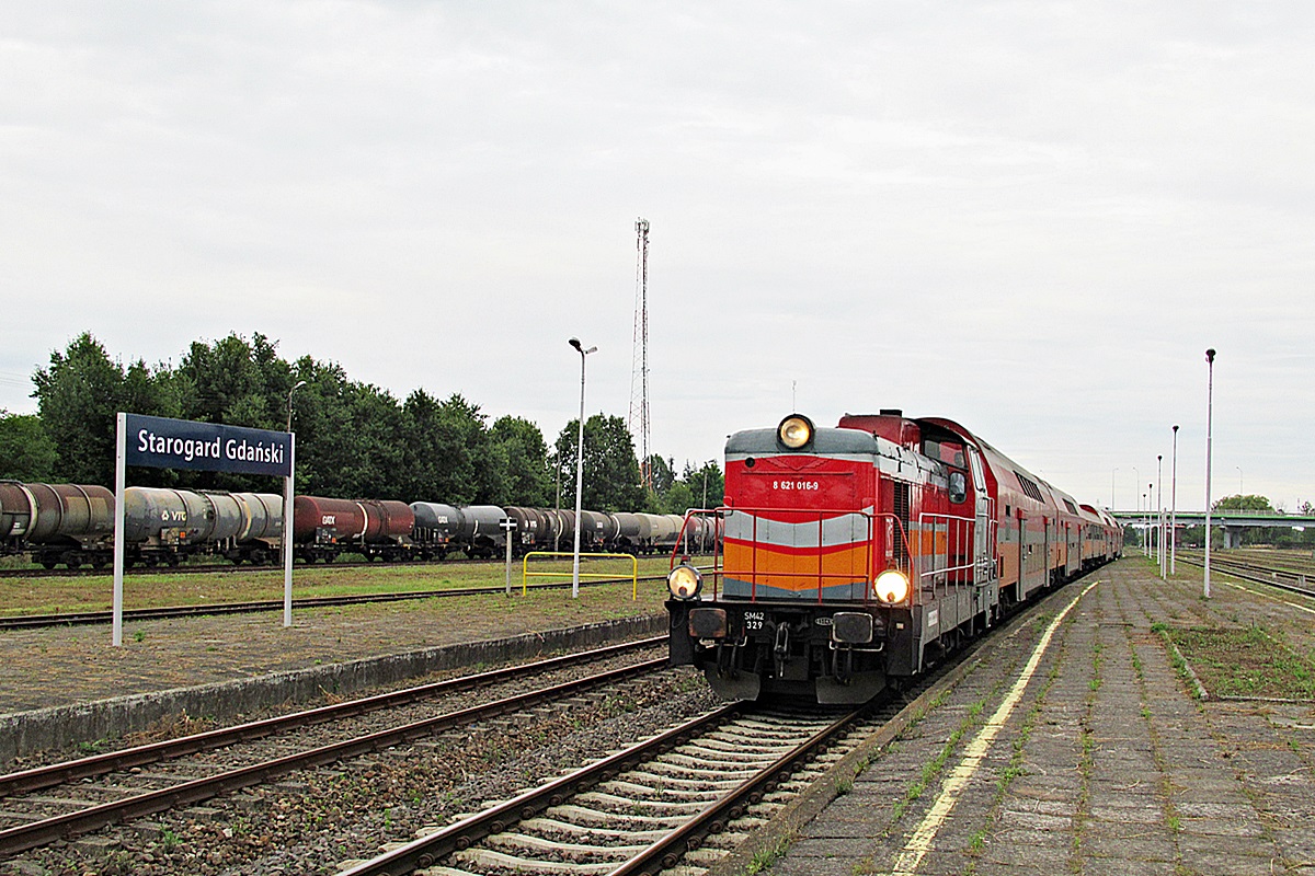 SM42-329
Łajka na czele pociągu R55314/5 Tur relacji Hel - Chojnice wjeżdża na stację Starogard Gdański. 
