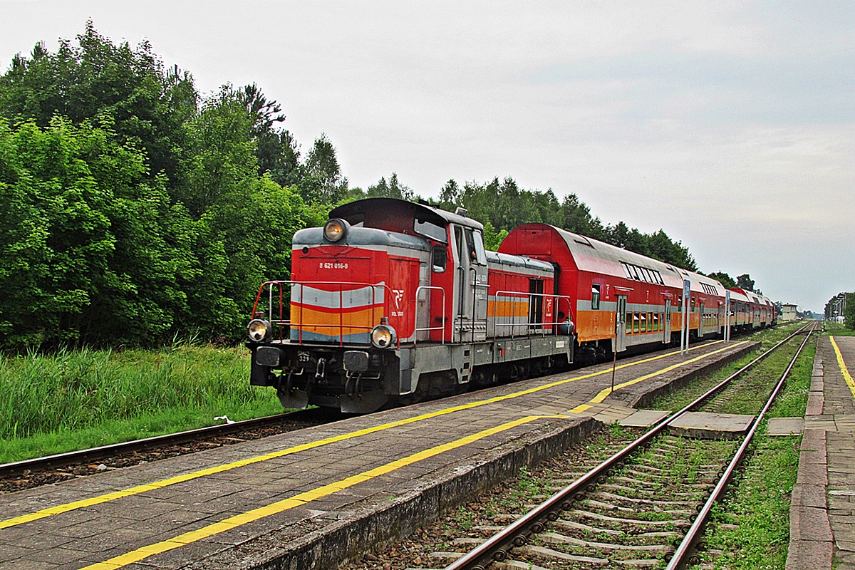 SM42-329
Stonka z pociągiem R55314/5 Tur relacji Hel - Chojnice i pozyskaną niedawno z Wielkopolski SU42-509 na popychu zatrzymuje się na stacji Zblewo. 
