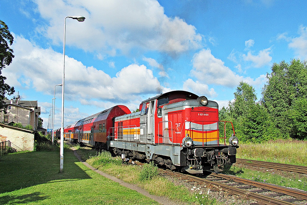 SM42-329
Stonka z bohunami jako pociąg R90517 Tur relacji Chojnice - Hel opuszcza przystanek osobowy Zblewo. 
