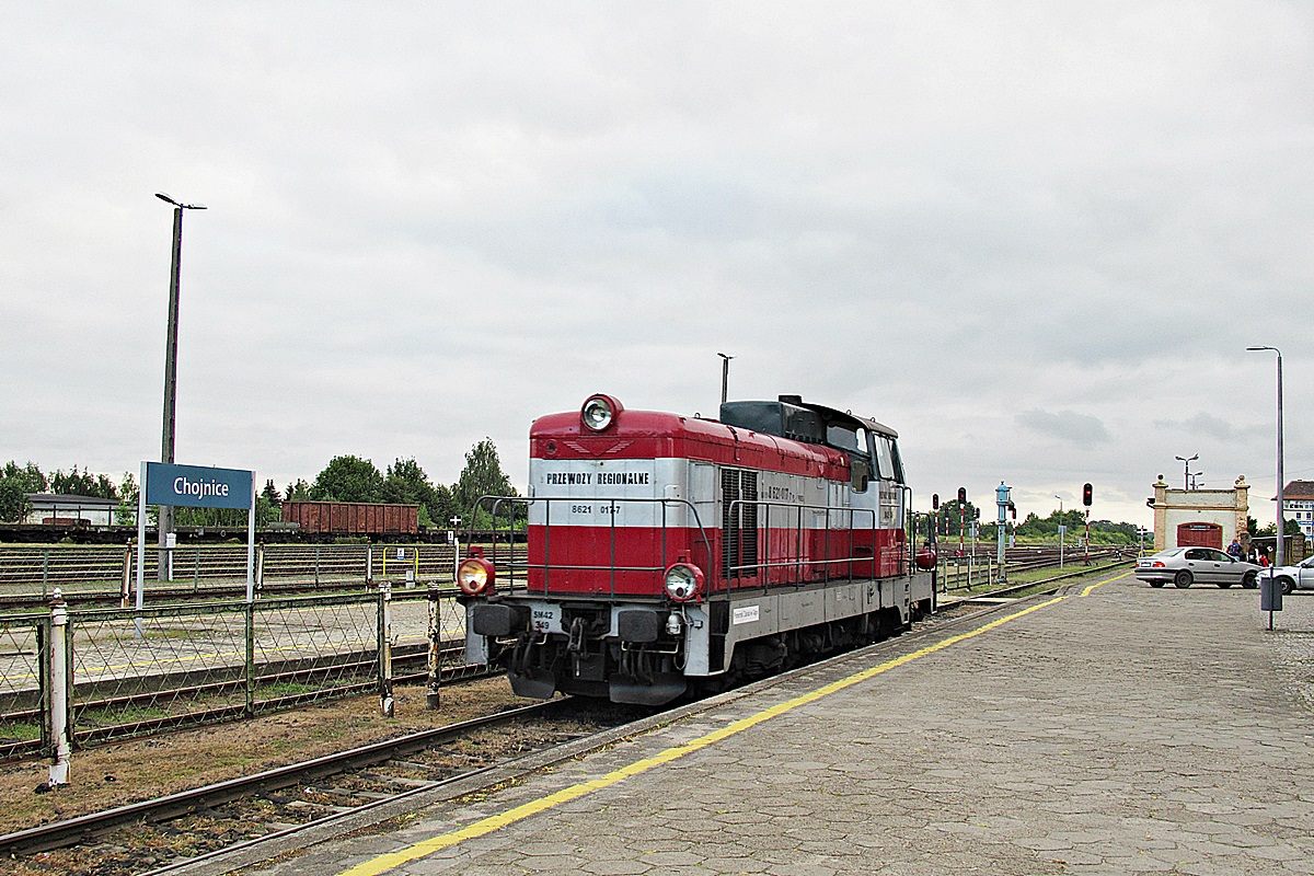 SM42-349
Stonka po przyprowadzeniu pociągu R55314/5 Tur relacji Hel - Chojnice oblatuje skład na stacji końcowej. 
