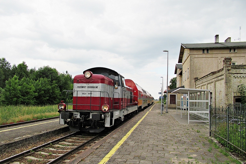 SM42-349
Stonka z pociągiem R55314/5 Tur relacji Hel - Chojnice wjeżdża na przystanek osobowy Zblewo. 
