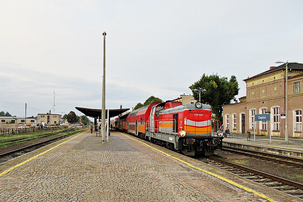 SM42-329
Łajka na czele pociągu R55314/5 Tur relacji Hel - Chojnice chwilę po wjeździe na stację końcową. 
