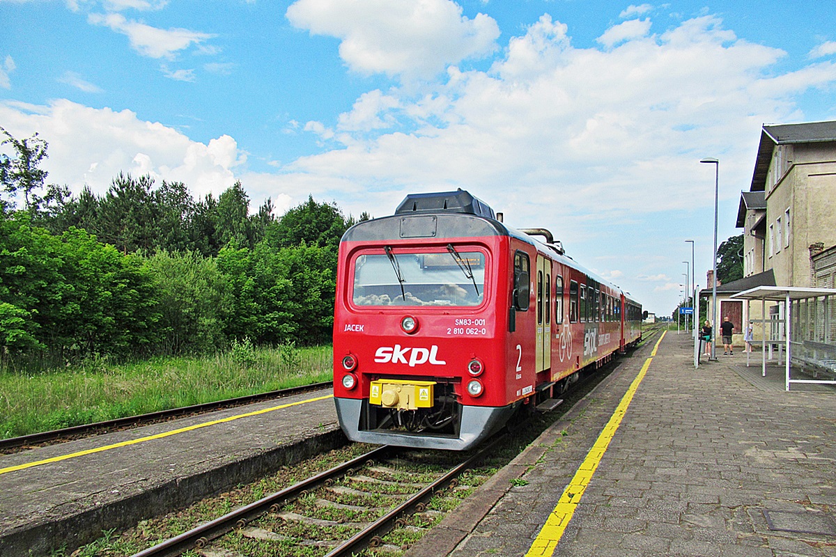 SN83-001
Jacek jako R50712 relacji Chojnice - Tczew rusza ze stacji Zblewo.
