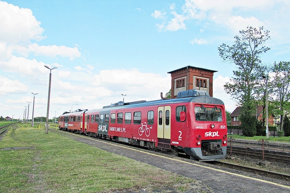 SN83-004
Mieciu jako R50714 relacji Chojnice - Tczew rusza ze stacji Czersk. 
