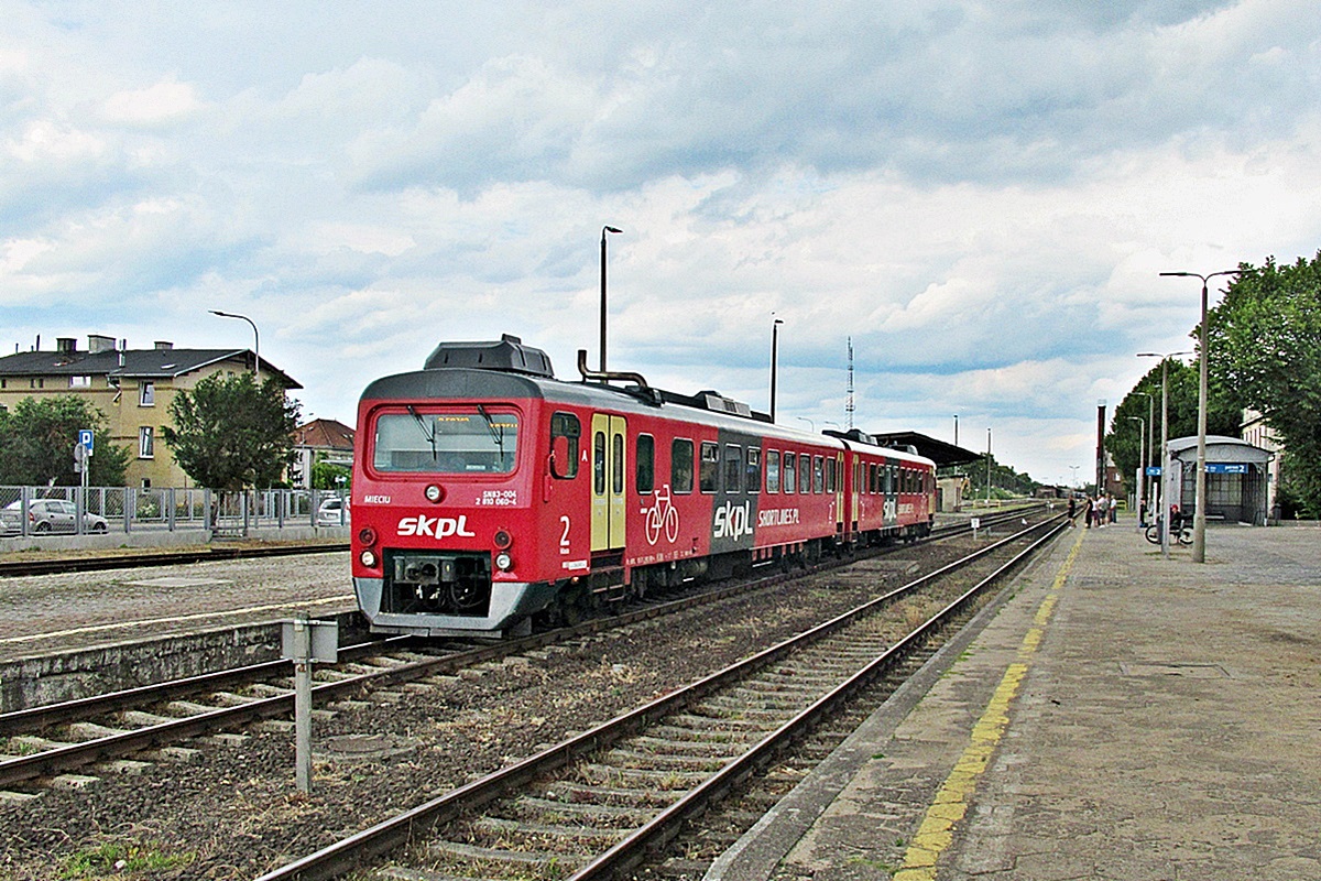 SN83-004
Mieciu po zakończonym kursie R50779 relacji Tczew - Chojnice czeka na zwolnienie toru przez Regio z Krzyża Wielkopolskiego przed swoim powrotnym kursem jako R50712 do Tczewa. 
