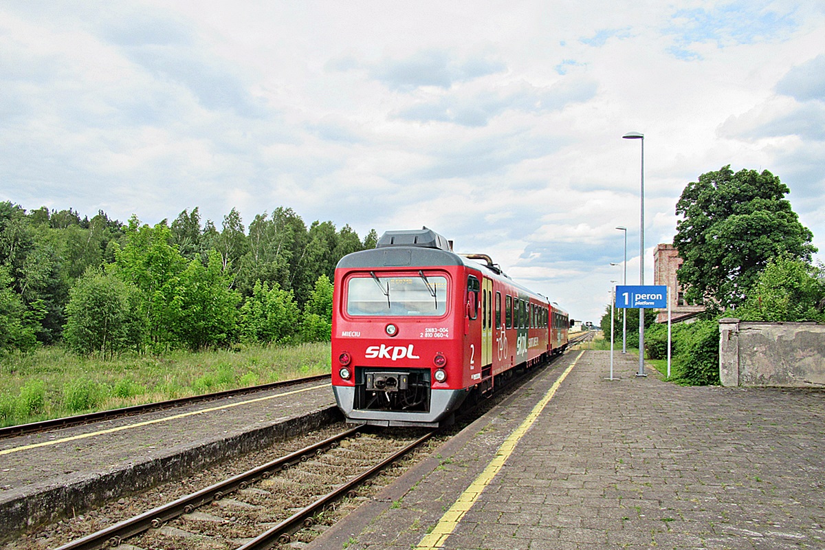 SN83-004
Mieciu jako R50712 relacji Chojnice - Tczew opuszcza stację Zblewo. 
