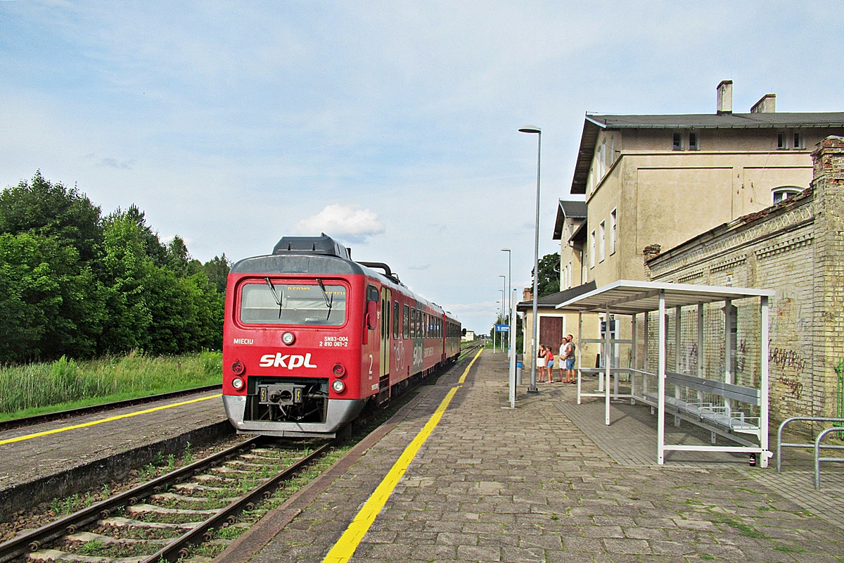 SN83-004
Mieciu jako R50712 relacji Chojnice - Tczew rusza ze stacji Zblewo.
