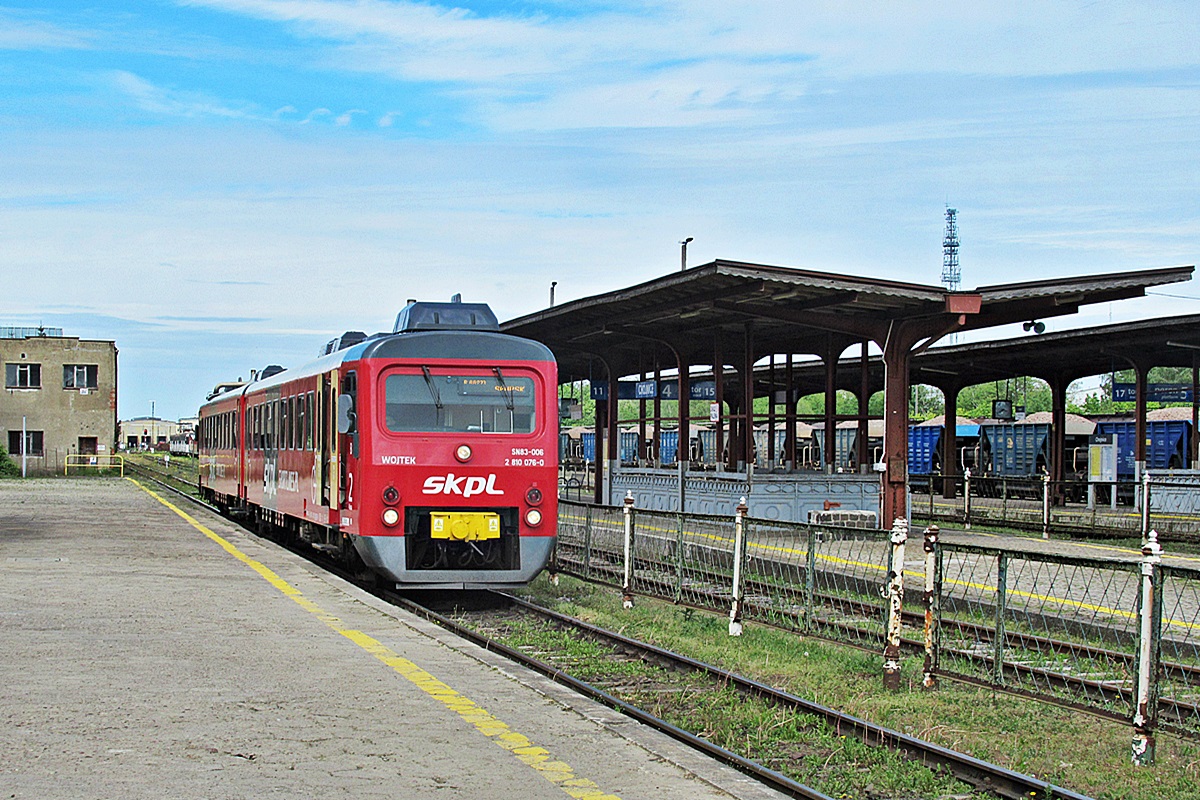 SN83-006
Wojtek jako R88919 relacji Chojnice - Słupsk czeka na godzinę odjazdu na stacji początkowej. 
