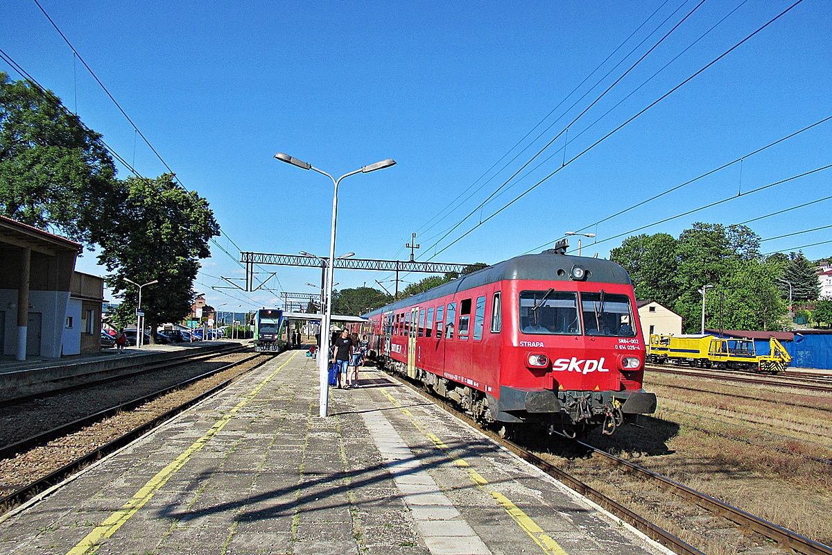 SN84-002
Strapa, czyli najdziwniejszy pociąg Intercity jakim miałem okazję podróżować jako TLK33112 Bieszczady relacji Zagórz - Kraków Główny wjeżdża na stację Jasło. 

Słowa kluczowe: Intercity