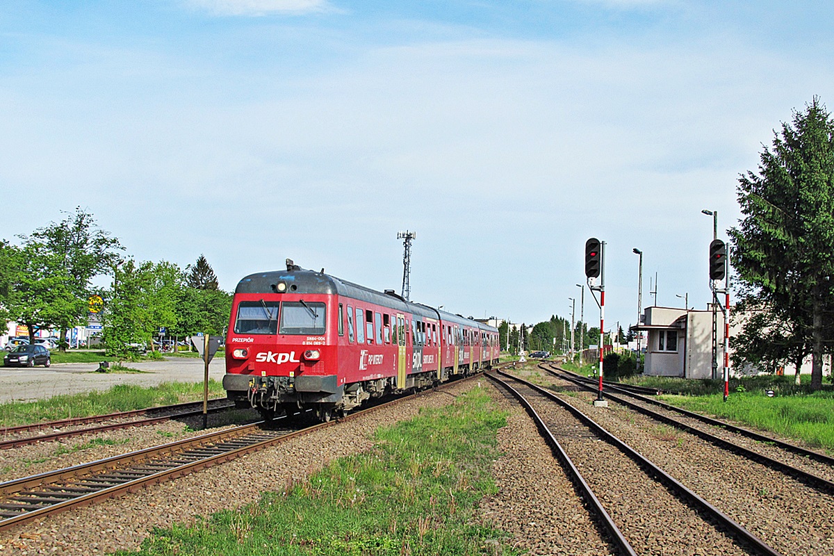 SN84-004
Przepiór jako TLK Bieszczady relacji Zagórz - Kraków Główny wjeżdża na stację Krosno. 
Słowa kluczowe: Intercity