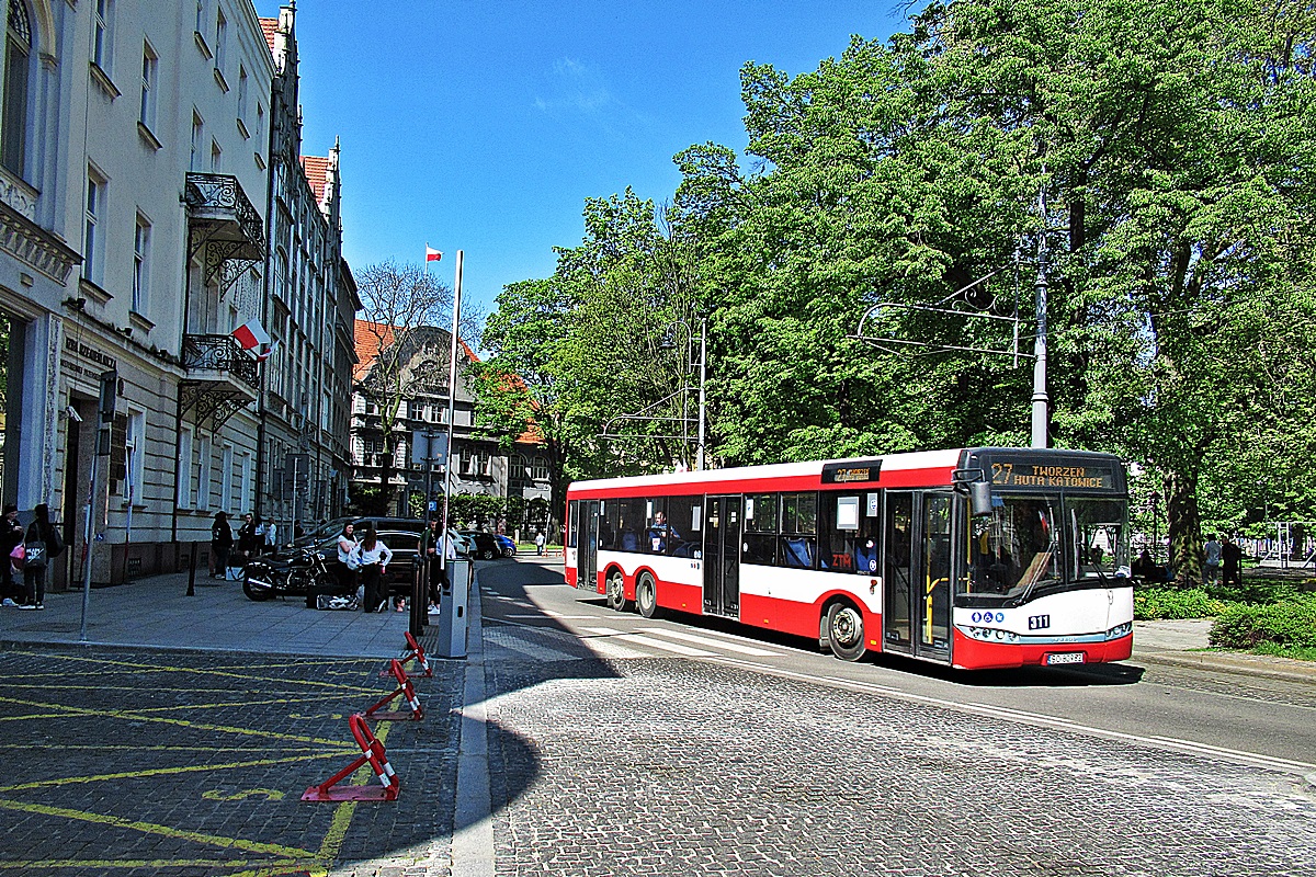 Solaris Urbino 15 SO 80982
Katowice, plac Wolności. 
W widocznej w cieniu Izbie Rzemieślniczej odbywał się chyba egzamin zawodowy na fryzjera, bo każda z oczekujących pod budynkiem dziewcząt trzymała w rękach jakąś owłosioną gumową głowę :D
Słowa kluczowe: GOP PKM