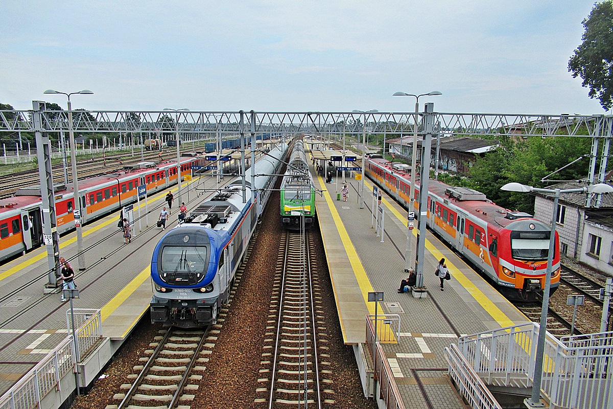 SU160-003
Gama na czele pociągu TLK21122 relacji Lublin Główny - Warszawa Wschodnia podczas kilkuminutowego postaoju na stacji Łuków.
Słowa kluczowe: Intercity