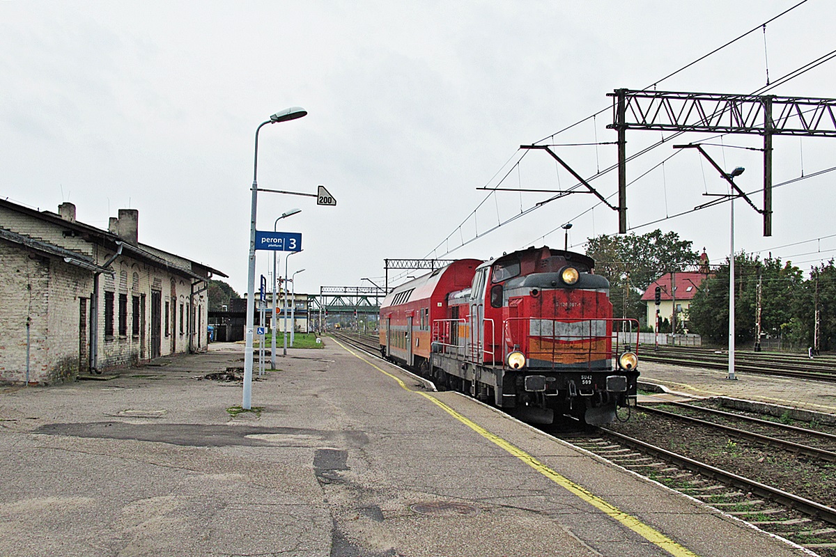 SU42-509
Stonka z bohunem jako R88342 relacji Kostrzyn - Krzyż z prawie godzinnym opóźnieniem wjeżdża w perony stacji końcowej. 
