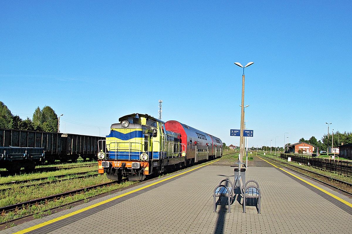 SU42-518
Polsat z Bohunem jako R50781 relacji Tczew - Chojnice wjeżdża w perony stacji Czersk. 
