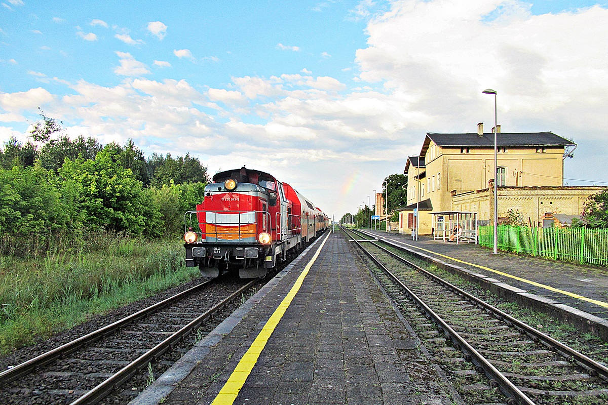 SU42-521
Stonka z pociągiem R55314/5 Tur relacji Hel - Chojnice zatrzymuje się na przystanku osobowym Zblewo. 
