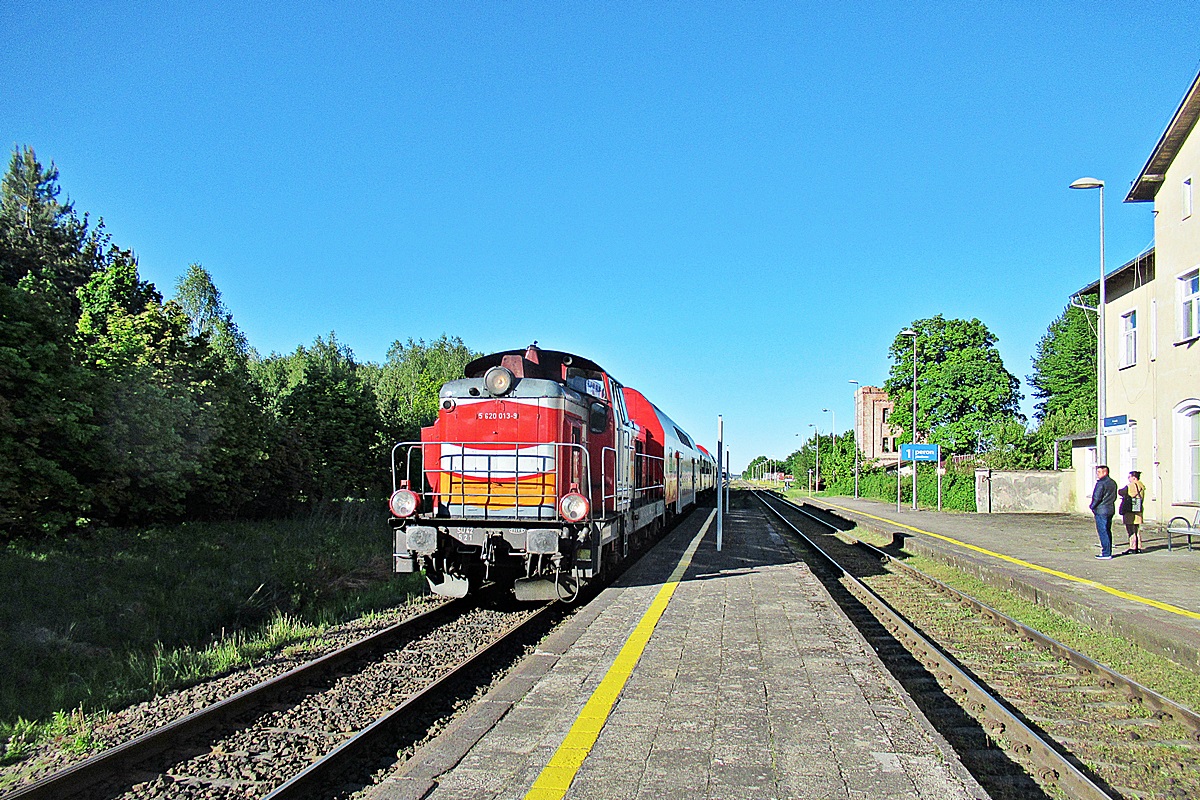 SU42-521
Stonka na czele pociągu R55314/5 Tur relacji Hel - Chojnice dostojnie wtacza się na przystanek osobowy Zblewo.
