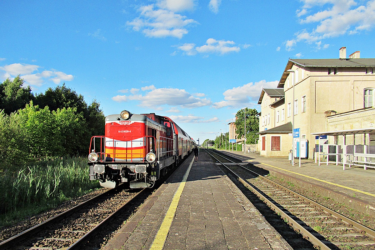 SU42-534
Stonka + 2x B16mnopux + B11p + 2x B16mnopux jako pociąg R55314/5 Tur relacji Hel - Chojnice zatrzymuje się na przystanku osobowym Zblewo.
