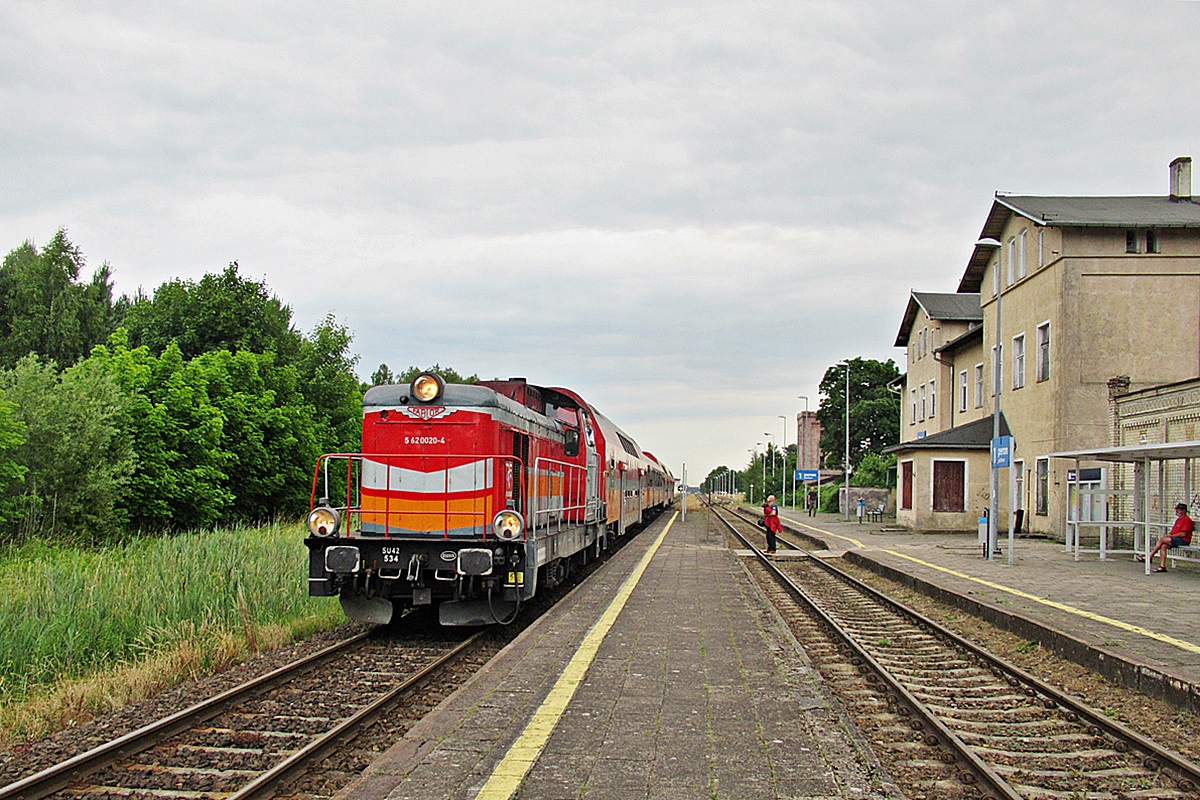 SU42-534
Stonka na czele R55314/5 Tur relacji Hel - Chojnice  wtacza się dostojnie na przystanek osobowy Zblewo. 
